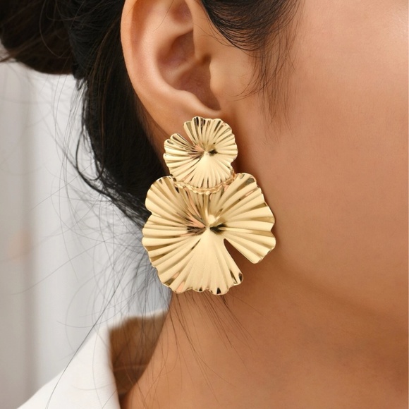 Rouge! Jewelry - Large Gold Tone Fashion Earrings Floral Flower